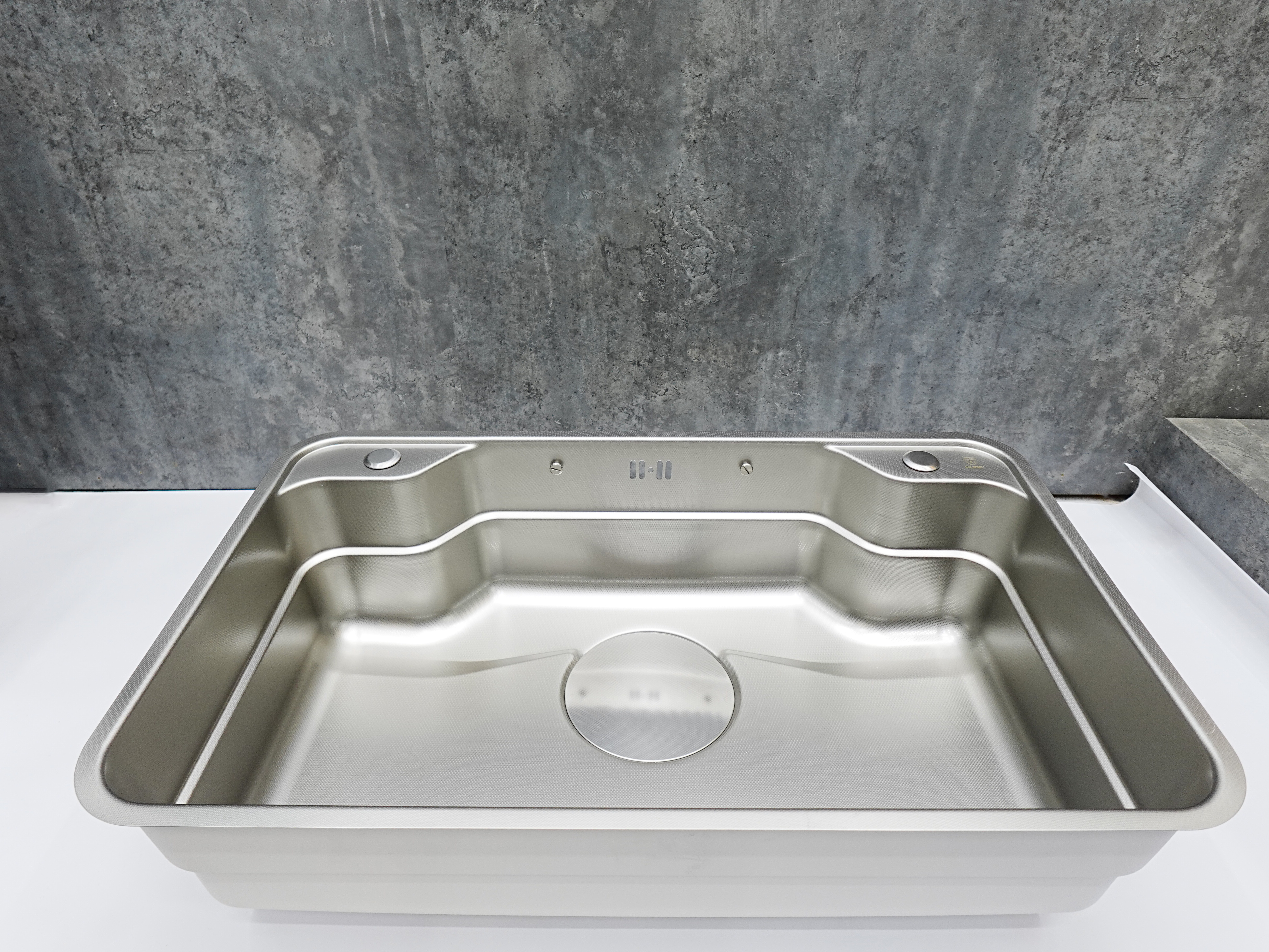 Chậu rửa bát 1 hố HUGE chất liệu Inox Sus304 AISI cao cấp Chậu rửa bát 1 hố HUGE chất liệu Inox Sus304 AISI cao cấp