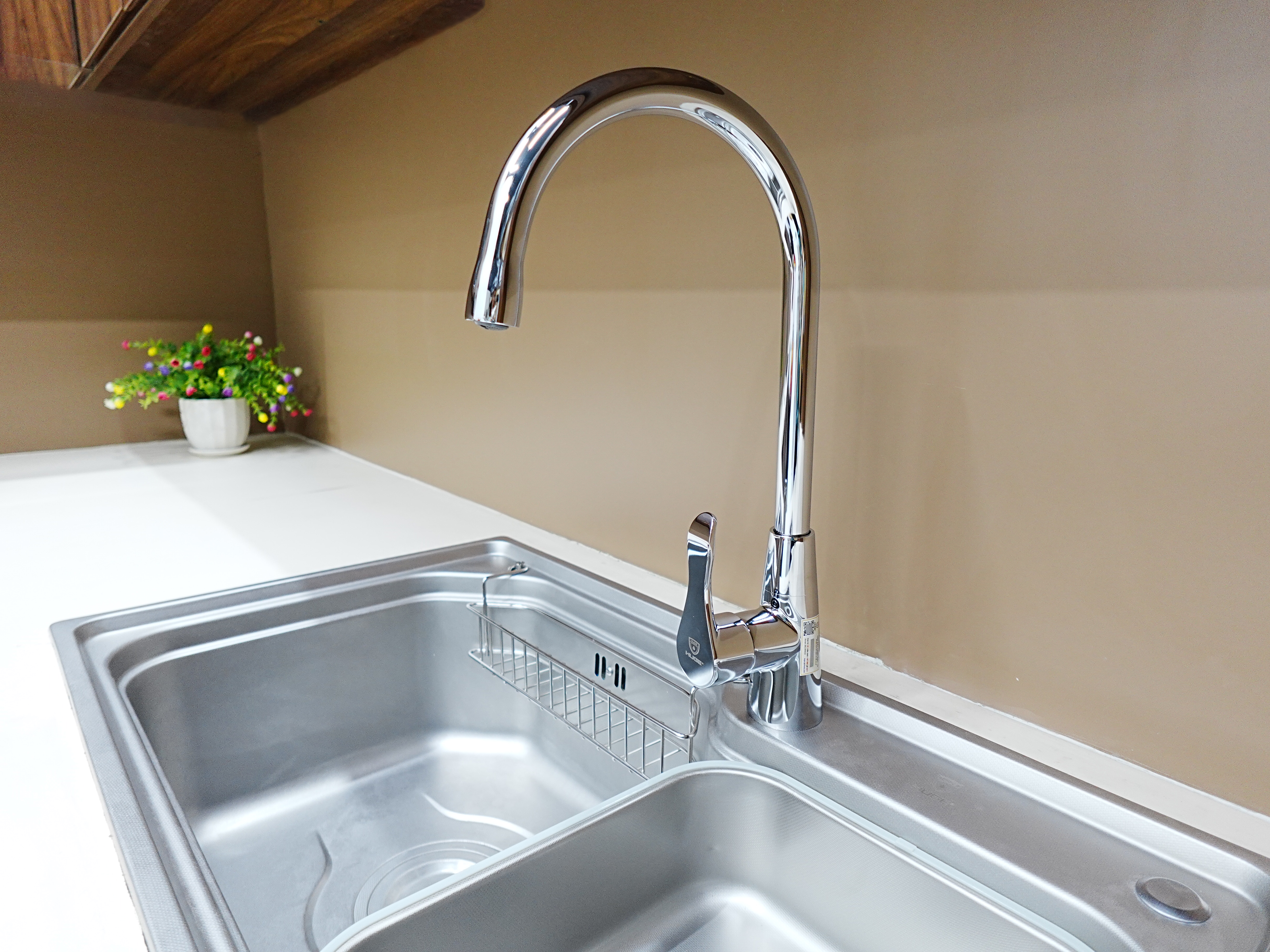 Vòi rửa bát HUGE chất liệu đồng Vòi rửa bát HUGE chất liệu đồng
