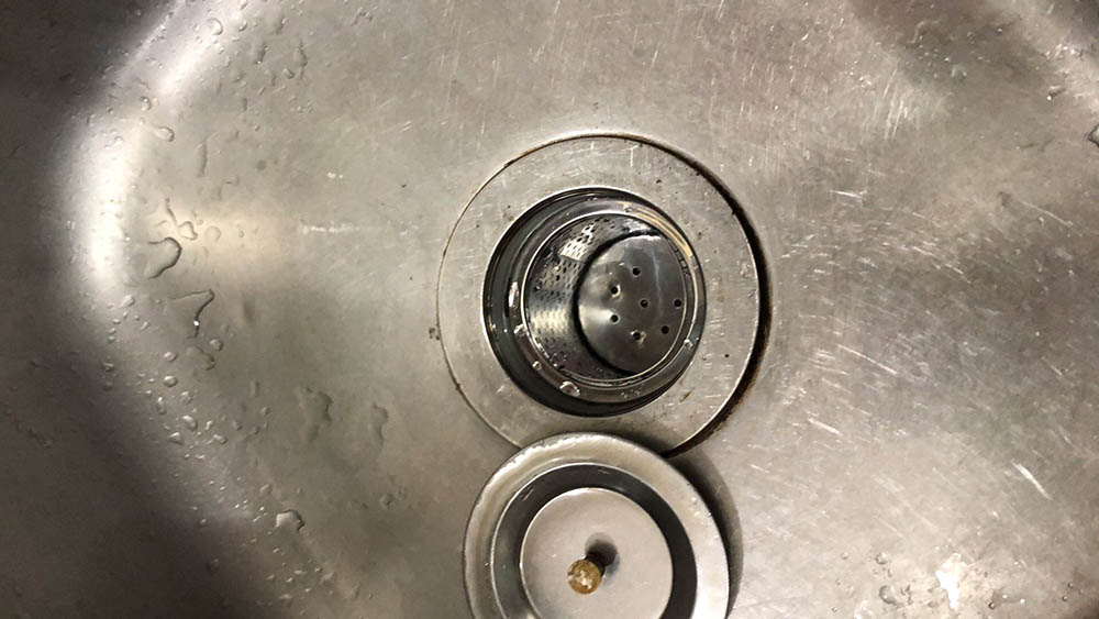 Chậu rửa bát chất liệu Inox chất lượng thấp dễ bị trầy xước