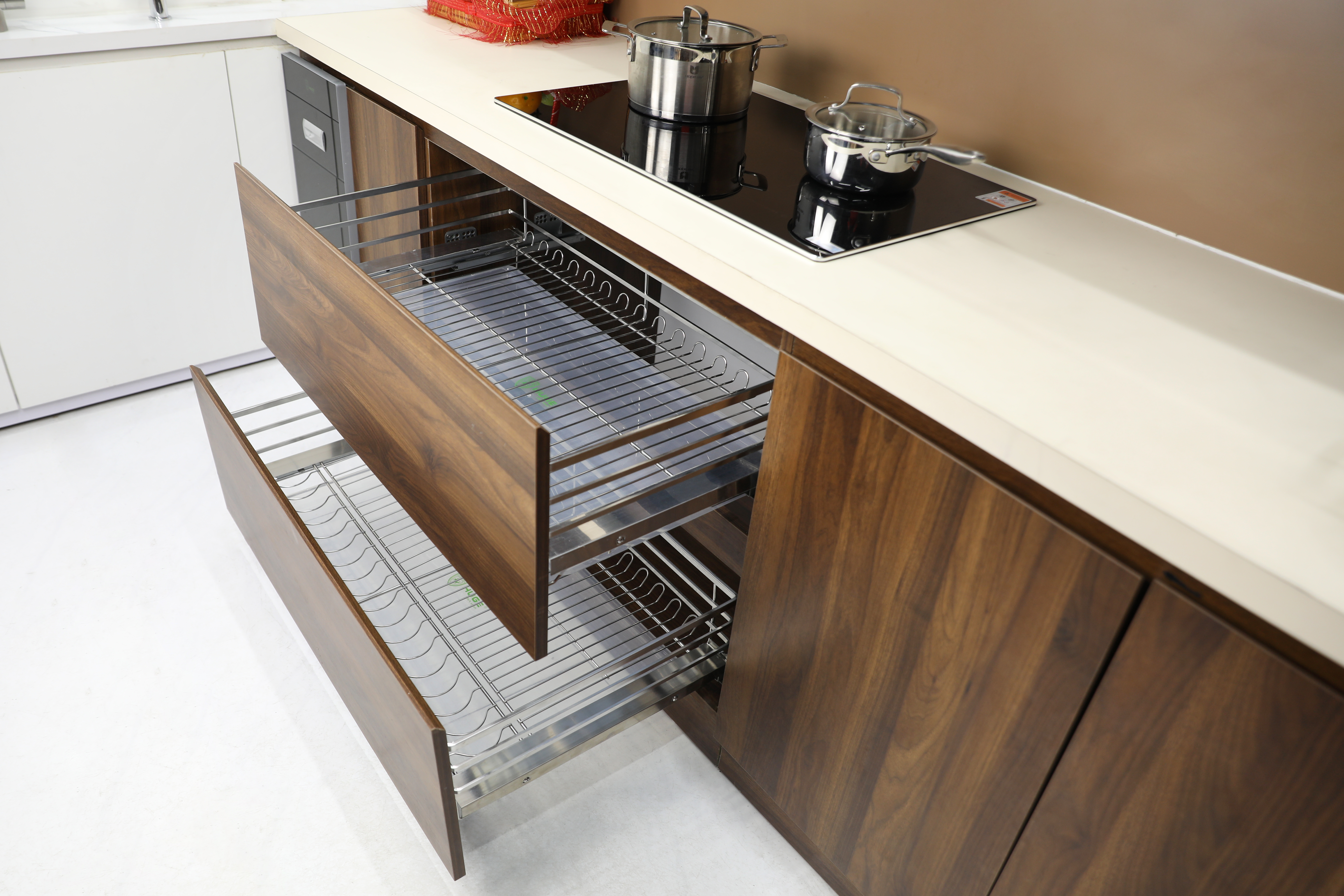 Hãng phụ kiện tủ bếp thông minh HUGE