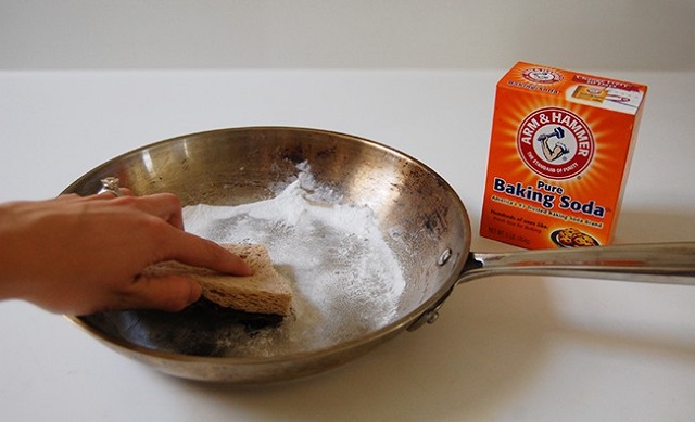 Dùng baking soda để làm sạch vết cháy trên nồi chảo Dùng baking soda để làm sạch vết cháy trên nồi chảo
