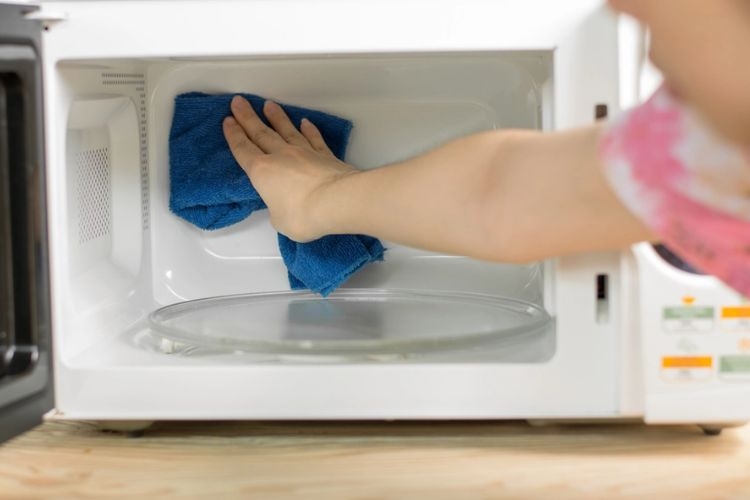Vệ sinh lò nướng bằng hỗn hợp giấm và muối Vệ sinh lò nướng bằng hỗn hợp giấm và muối