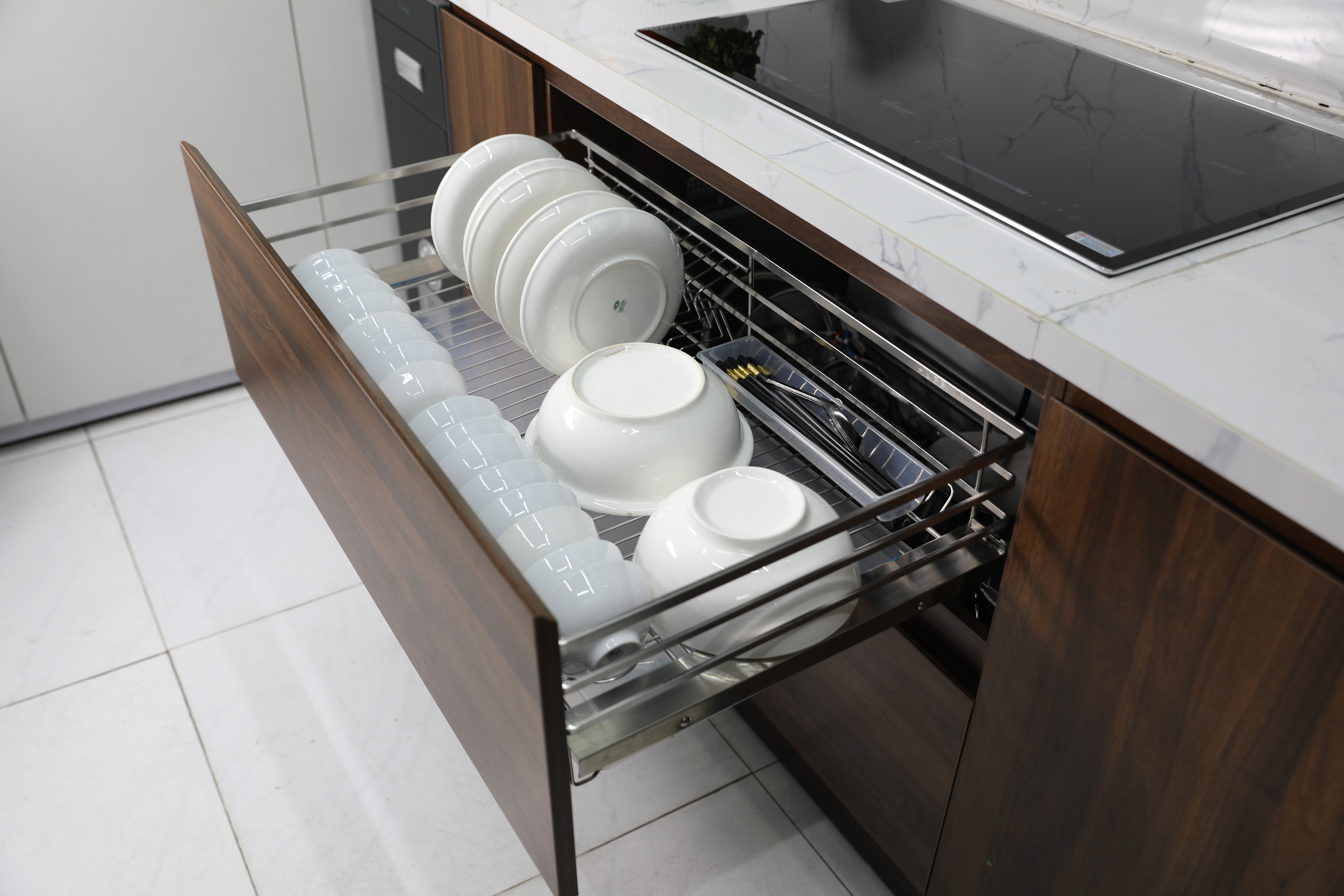 Bản lề ẩn và thiết kế kín đáo – Tính thẩm mỹ và sự tiện lợi