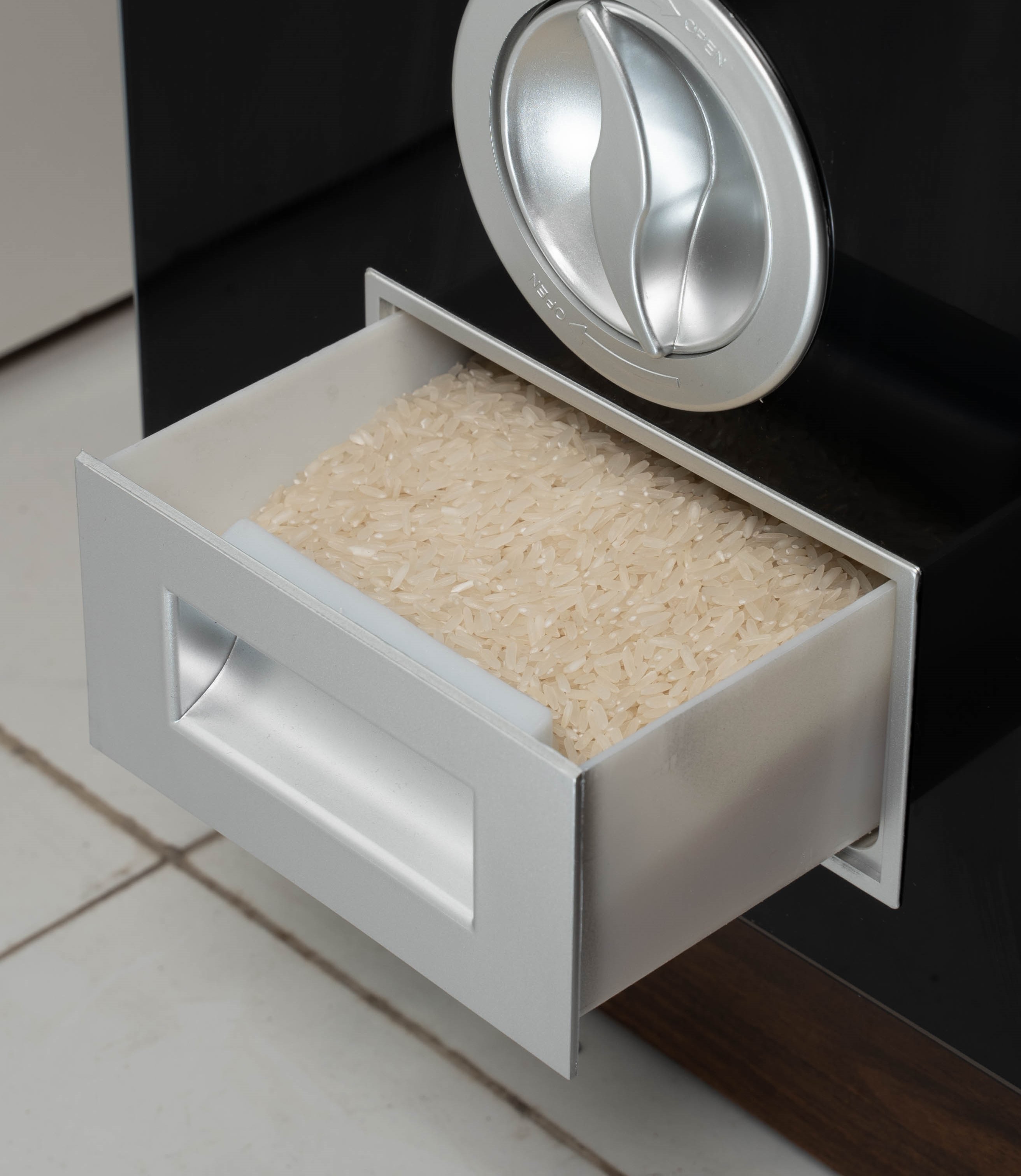 Hạn chế của thùng gạo âm tủ trong việc chống mối mọt Hạn chế của thùng gạo âm tủ trong việc chống mối mọt