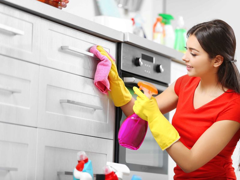 Cách vệ sinh và bảo quản tủ bếp dưới luôn sạch đẹp, bền lâu Cách vệ sinh và bảo quản tủ bếp dưới luôn sạch đẹp, bền lâu