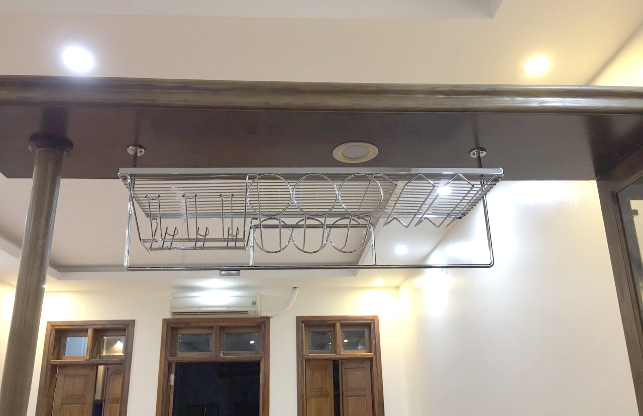 Treo ly dưới tủ bếp hoặc kệ treo